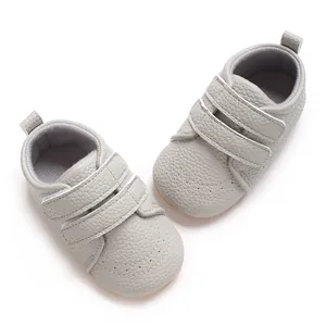 Vista dall'alto di scarpe primi passi per neonati in ecopelle grigia con velcro