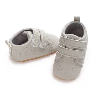 Scarpe primi passi grigie per neonati con trama in pelle martellata e dettagli brogue