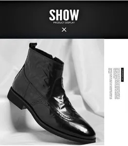 Λεπτομερής όψη μαύρου μποτακιού Brogue Chelsea με ανάγλυφη υφή δέρματος στο χέρι.