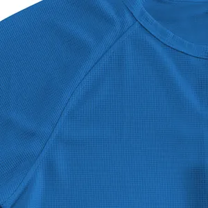 Primo piano del tessuto a nido d'ape blu con cuciture raglan precise e dettagliate