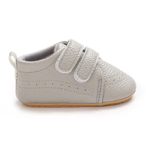 Gros plan sur chaussure de marche bébé grise style britannique avec Velcro et détails perforés