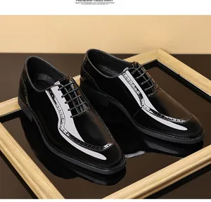 Detailaufnahme von glänzenden schwarzen Brogues aus Lackleder für Herren auf einem Rahmen