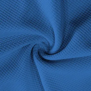 Primo piano della trama del tessuto a nido d'ape blu per camicia da uomo a rapida asciugatura