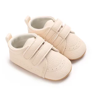 Primo piano dettagliato di scarpe da passeggio per neonati color crema in stile britannico