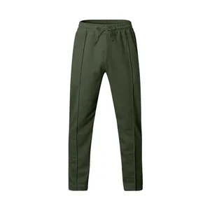 Primer plano de pantalones de chándal verde oliva con cordón elástico y costura
