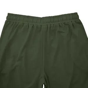 Vista detallada de la cintura elástica de un pantalón de chándal de hombre verde oliva