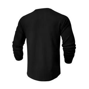 Vista posteriore dettagliata della maglietta a maniche lunghe raglan waffle nera da uomo