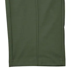 Primer plano detallado que muestra la costura del dobladillo de los joggers verde oliva.