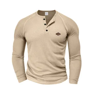 Lässiges langärmeliges Herren-Henley-Shirt aus Waffelstrick mit Raglanärmeln und Patch