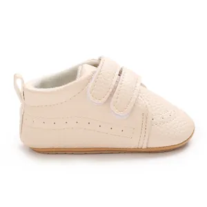Vue latérale de chaussures de marche pour bébé de style anglais avec semelle antidérapante