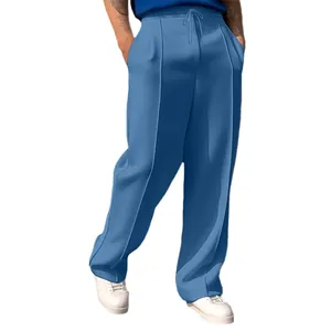 Primer plano de pantalones de chándal azules holgados para hombre con cordón y diseño plisado