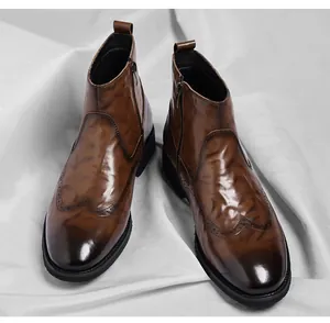 Λεπτομέρεια καφέ μπότες Chelsea brogue με χειροποίητη υφή και πλαϊνό φερμουάρ