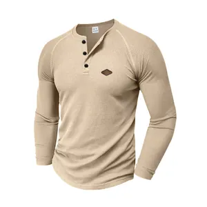 Dettaglio di una maglia Henley da uomo color kaki in maglia a nido d'ape con patch