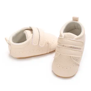 Primo piano di scarpe primi passi beige per neonati in stile inglese con velcro