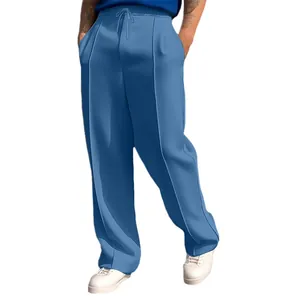 Detalle de joggers azules para hombre con cordón y pliegues en la parte delantera