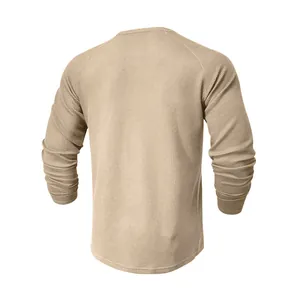 Vista posteriore dettagliata della t-shirt a maniche lunghe in maglia waffle beige da uomo