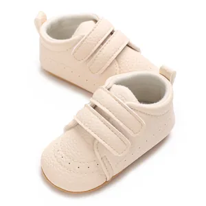 Dettaglio scarpe primi passi beige per neonati con pelle testurizzata e velcro.