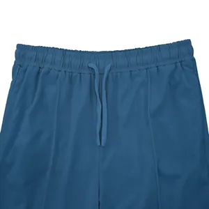 Detalle de la cintura de un pantalón de chándal azul con cordón ajustable