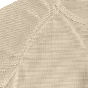 Primo piano del tessuto a nido d'ape e manica raglan su t-shirt beige