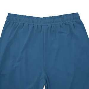Primer plano detallado de la cintura elástica de un pantalón de chándal azul para hombre