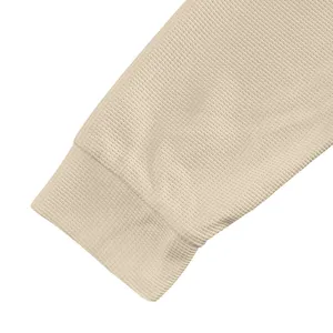 Dettaglio del tessuto a nido d'ape e del polsino elastico su maglia uomo a manica lunga