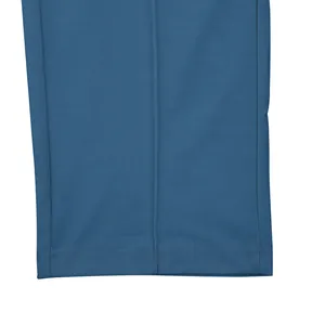 Detalle de cerca del dobladillo de pantalones de chándal azules y sus costuras