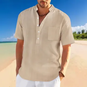 Vista detallada de camisa Henley beige para hombre con cuello levantado y bolsillo.
