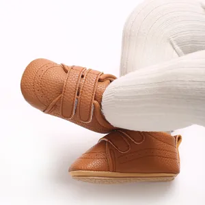 Primo piano di scarpe da camminata per neonati marroni in stile britannico con suole antiscivolo