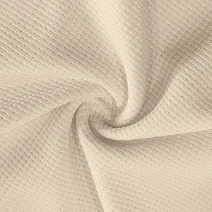 Dettaglio del tessuto a nido d'ape traspirante sulla maglia Henley da uomo asciutta.