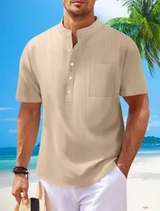 Camisa Henley informal beige para hombre con efecto lino y cuello mao en la playa