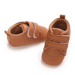 Dettaglio di scarpe per neonati marroni in stile britannico con suola in gomma antiscivolo