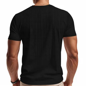 Macro-weergave van de achterkant van ademend zwart heren t-shirt met textuur