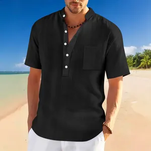 Detalle de camisa Henley negra para hombre con textura de bambú y bolsillo