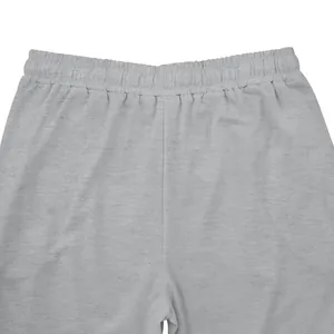 Detalle de la cintura elástica de un pantalón de chándal deportivo gris para hombre.