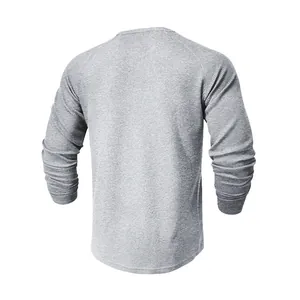 Vista posteriore di una t-shirt grigia a maniche lunghe da uomo in maglia a nido d'ape