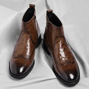 Ανδρικές κλασικές καφέ δερμάτινες μπότες Chelsea brogue με vintage χειροποίητη υφή.