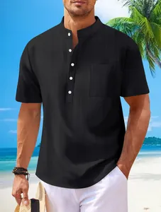 Camisa Henley negra para hombre con cuello mao y textura de lino en la playa