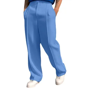 Detalle frontal de pantalón jogger azul para hombre con cordón y costura vertical