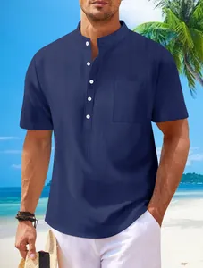 Detalle de la camisa Henley de lino flameado azul marino para hombre con cuello mao.