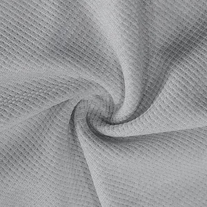 Vista macro della trama del tessuto a nido d'ape grigio chiaro per t-shirt da uomo