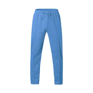 Detalle de los pantalones de chándal azul claro para hombre con cordón y elástico.