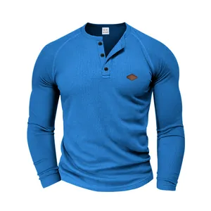 Dettaglio frontale della maglia Henley blu a maniche lunghe in tessuto a nido d'ape