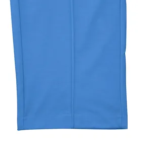 Vista macro detallada de las costuras y el dobladillo de los pantalones jogger azules