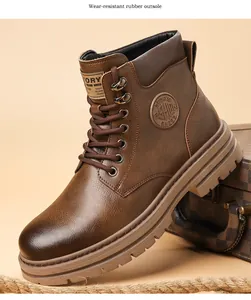 Detailaufnahme brauner Herren-Arbeitsstiefel aus Leder mit Gummisohle im Detail.