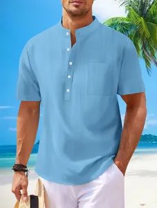 Detalle de una camisa Henley azul claro de lino flameado con cuello levantado