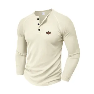 Maglia Henley da uomo in tessuto waffle a maniche lunghe con patch a rombo, color crema