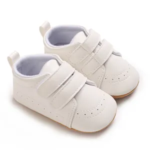 Vista dettagliata delle scarpe bianche antiscivolo per primi passi con doppio cinturino