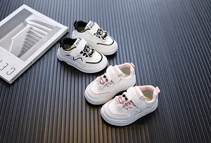 Gedetailleerde weergave van schattige peutersneakers met een leuke beer-mascotte