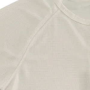 Primo piano del tessuto a maglia nido d'ape traspirante con cucitura a manica raglan