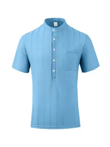 Primer plano de una camisa Henley azul claro para hombre con tejido jacquard y cuello mao